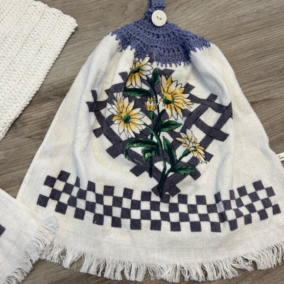 Handmade vintage dish towels cloth with crochet tops to hang on cupboard handles - Picture 2 of 4